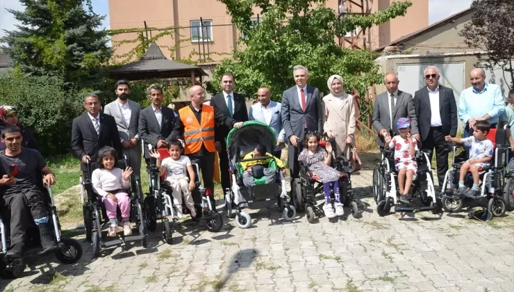 Hakkari’de Özel Gereksinimli Çocuklara Tekerlekli Sandalye ve Ayakkabı Hediye Edildi