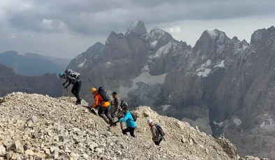 Hakkari’de Dağcılar Köşe Direği Dağı’na Tırmandı