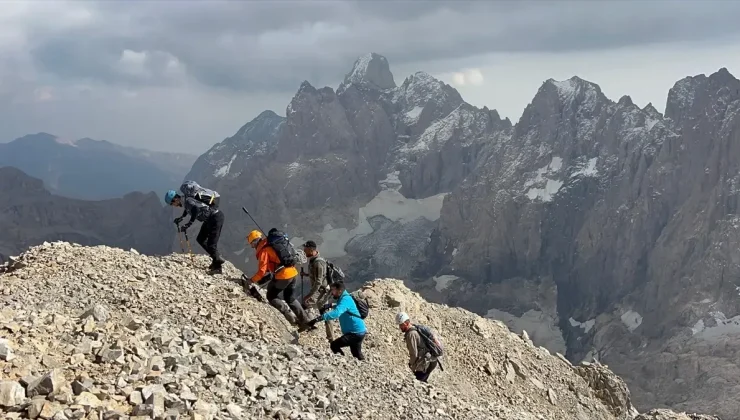 Hakkari’de Dağcılar Köşe Direği Dağı’na Tırmandı