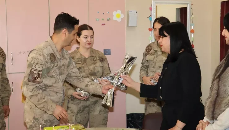 Hakkari’de Jandarma ekiplerinden öğretmenlere ziyaret