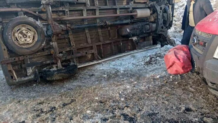 Hakkari’de Öğretmen Servisi Devrildi: 12 Yaralı